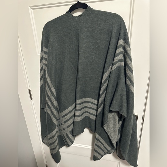 SALE 3/$15 BB Dakota reversible gray cape/shawl  with stripes - Picture 2 of 4